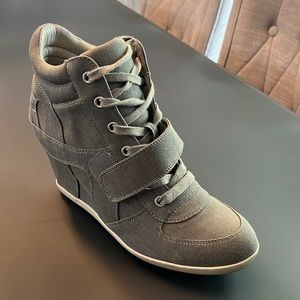 Women’s sneaker wedge